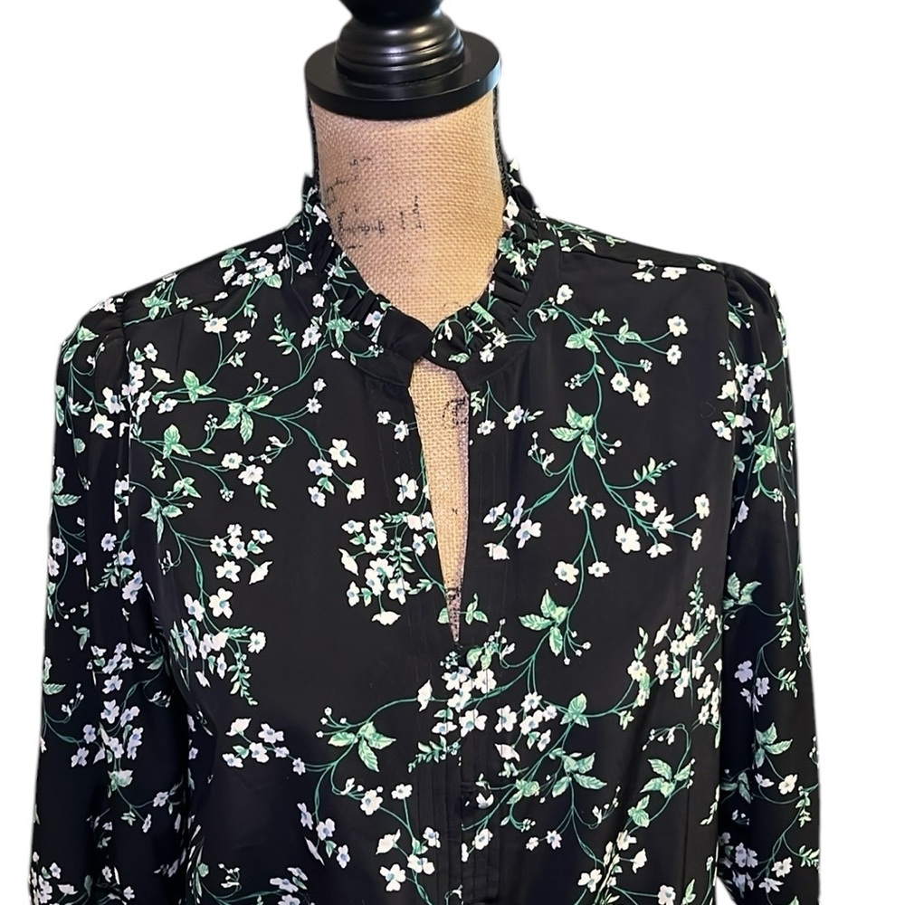 Karl Lagerfeld Ditzy Daisies Peplum Ruffled Collar Smocked Blouse - Picture 3 of 8